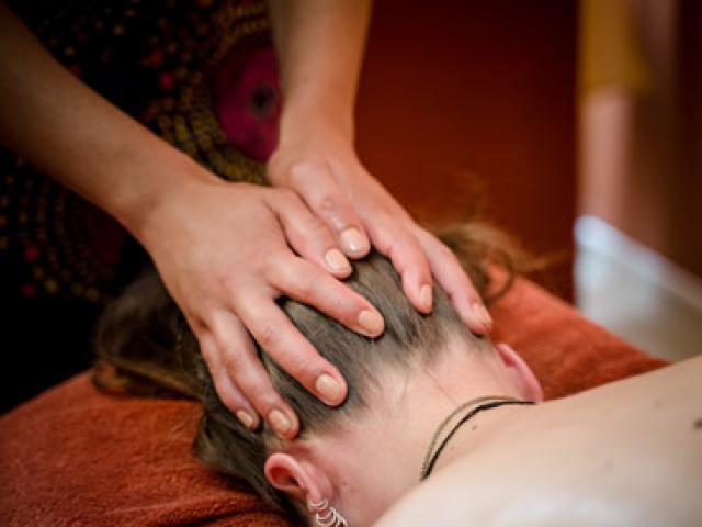 le massage crânien: lâcher prise et très bonne  qualité de sommeil.