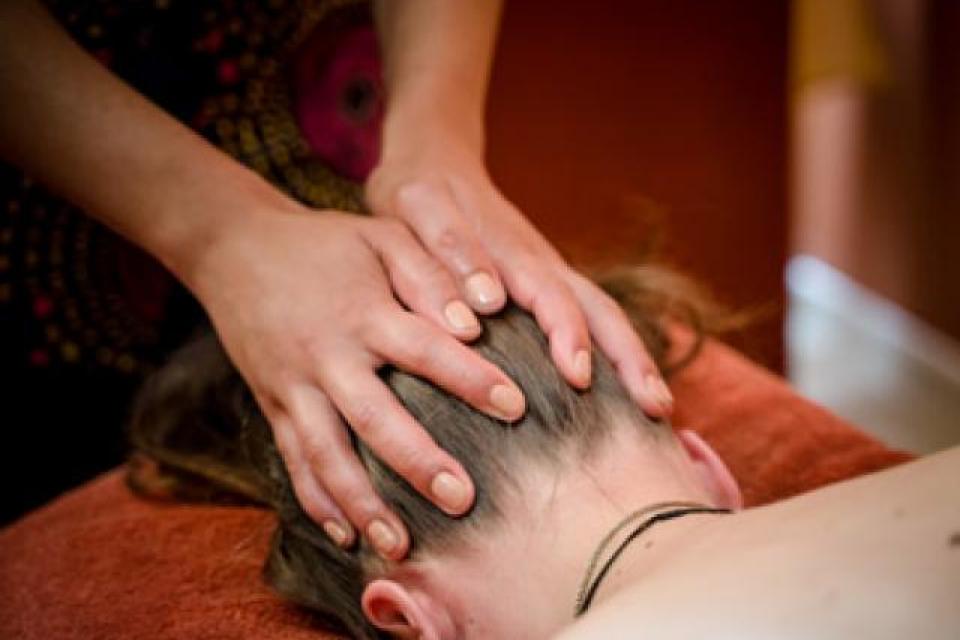 le massage crânien: lâcher prise et très bonne  qualité de sommeil.